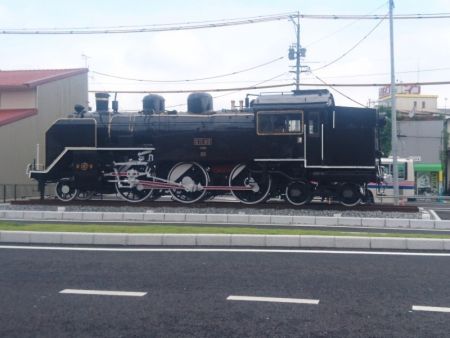 Ｃ11機関車　津山駅前移転。地酒の市場調査で行った、新橋駅前と比較してみる。