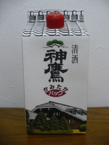 明石地酒・神鷹のパック酒と肴は愛媛県産の養殖真鯛