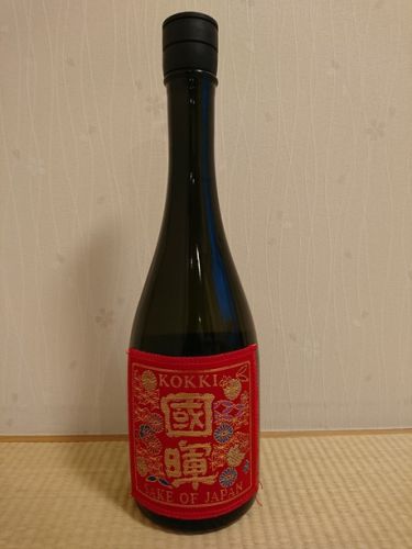 豪華そうに見える島根地酒・國暉と肴は島根県産のいさきの刺身と愛知県産の平貝